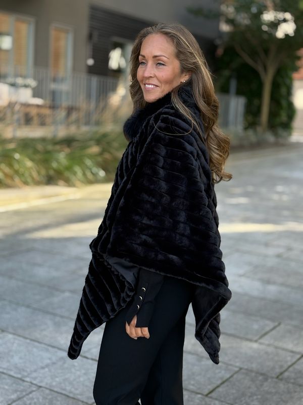 CUT FAUX FUR PONCHO - SORT