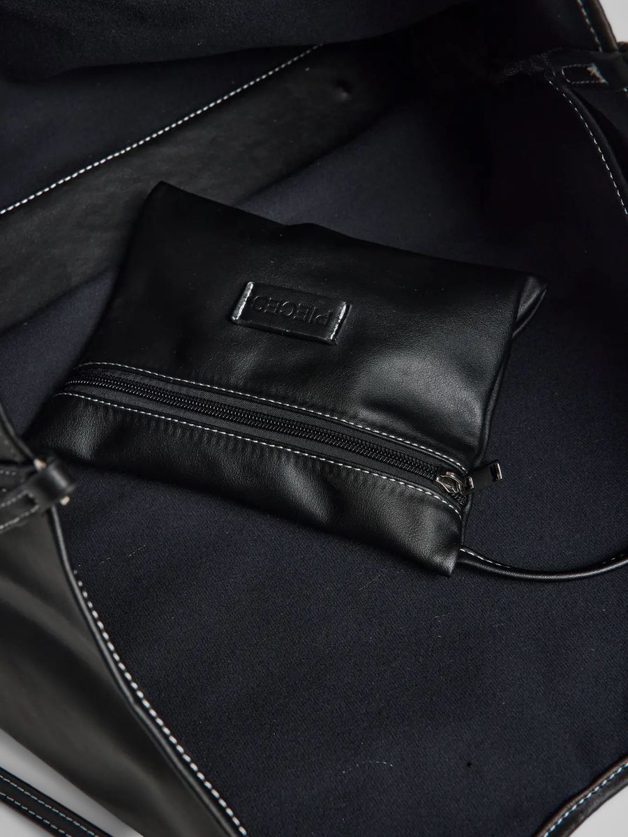 AMANDA VESKE - SORT