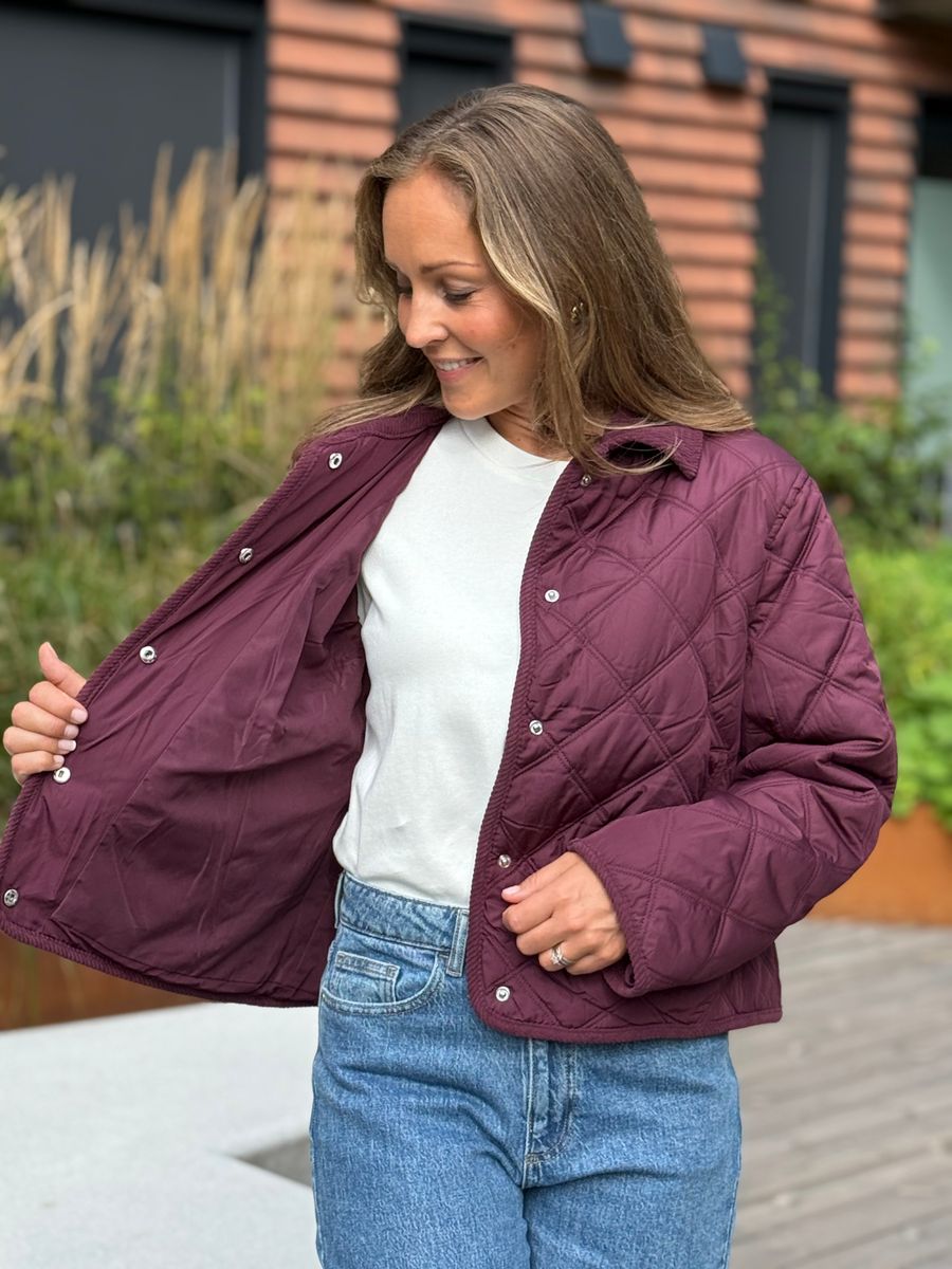 QUILA QUILTET JAKKE - PLOMME