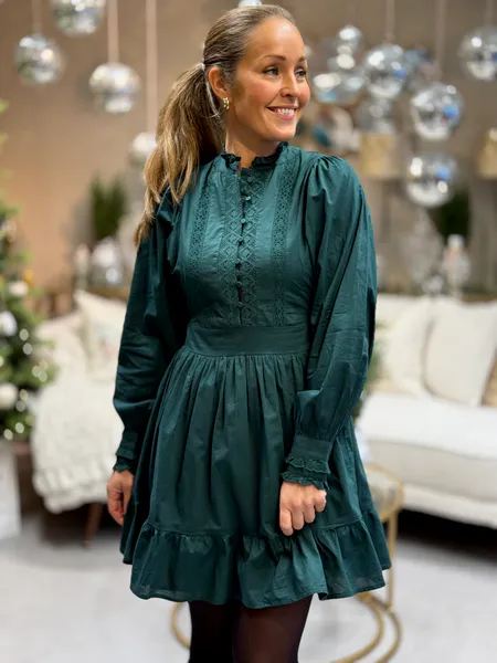 Hovedbilde MATILDA KJOLE - SMARAGDGRØNN