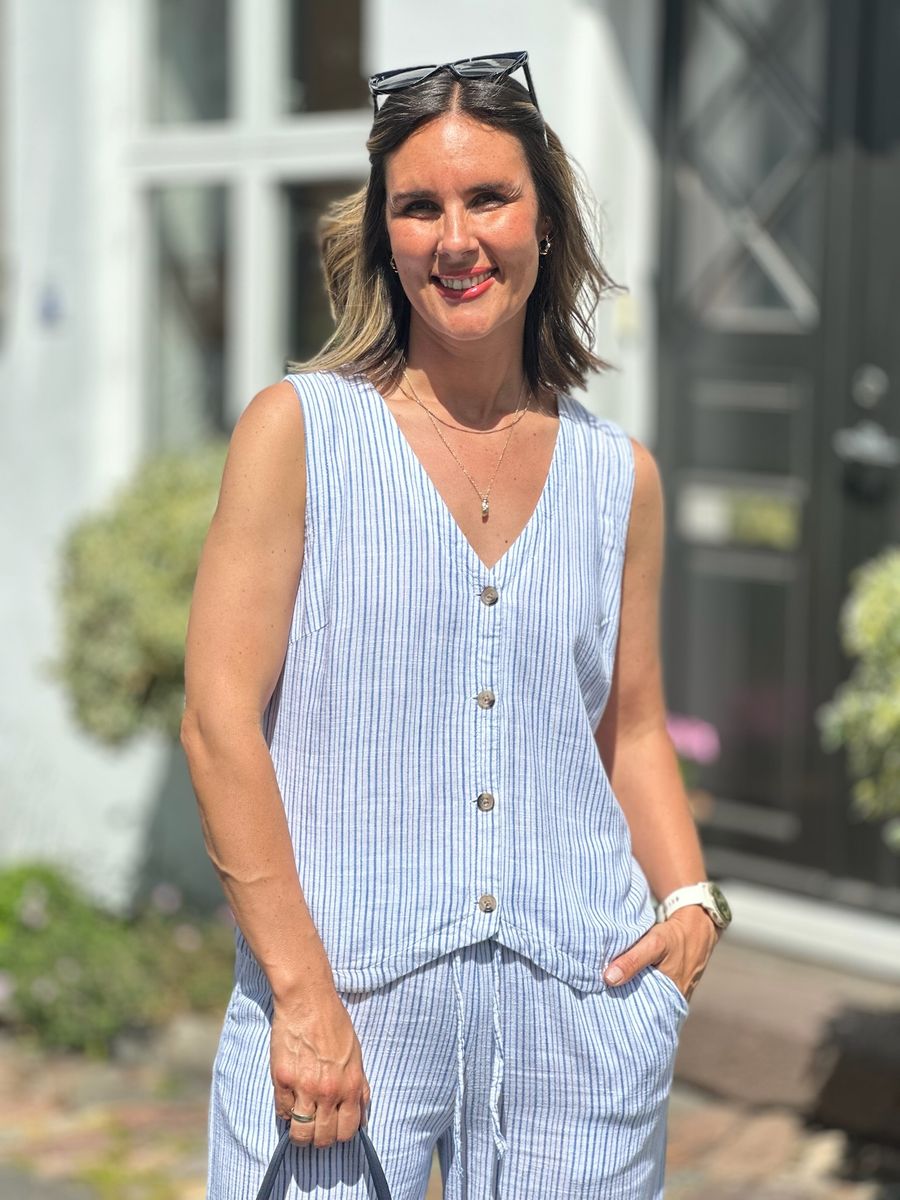 LAVARA VEST STRIPES - DENIMBLÅ/HVIT