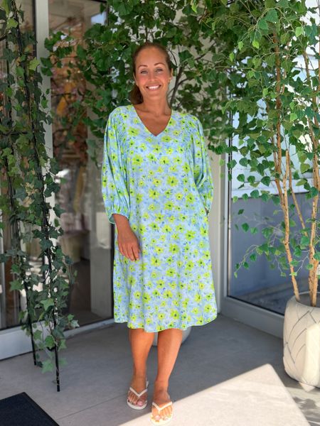 Hovedbilde JOVI KJOLE FLOWERS - HIMMELBLÅ/LIME GRØNN