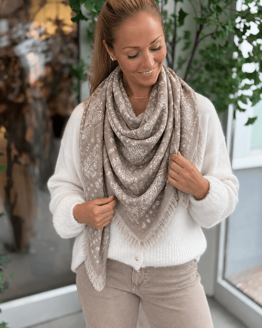 Hovedbilde SKJERF ULLMIX TREKANTET PAISLEY - TAUPE