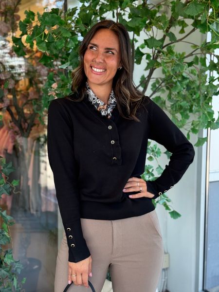 Hovedbilde KATIE GENSER FRILL & V-HALS - SORT