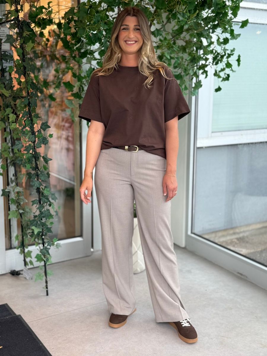MONIE T-SHIRT M/BRODERT BLOMSTER - BRUN 