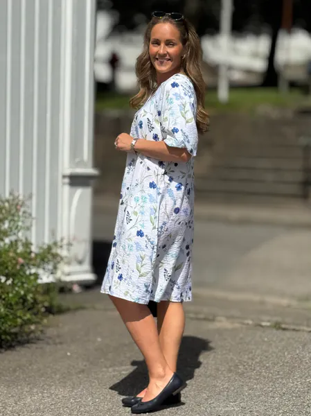 Hovedbilde MELE KJOLE BLOMSTER - HVIT/BLÅ