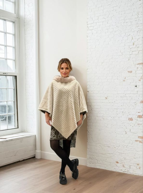 CUT PONCHO FAKE FUR - CREAM