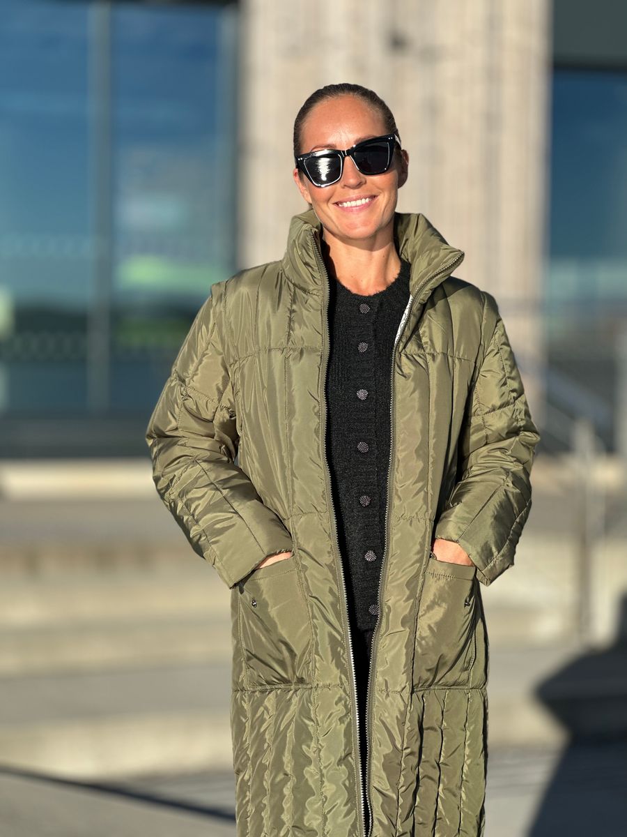 OLGA TO I EN KÅPE / VEST - OLIVEN