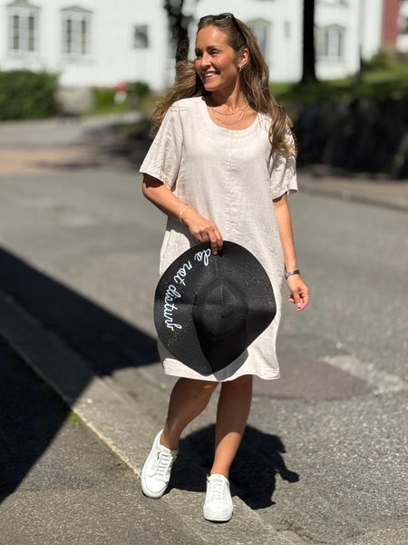 Hovedbilde HATT MED SKRIFT - SORT