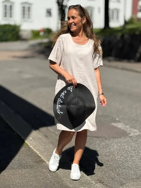 Hovedbilde HATT MED SKRIFT - SORT