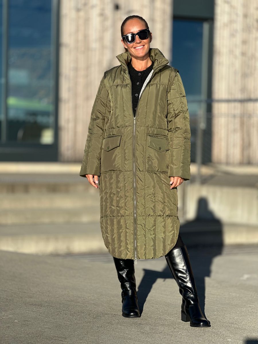 OLGA TO I EN KÅPE / VEST - OLIVEN