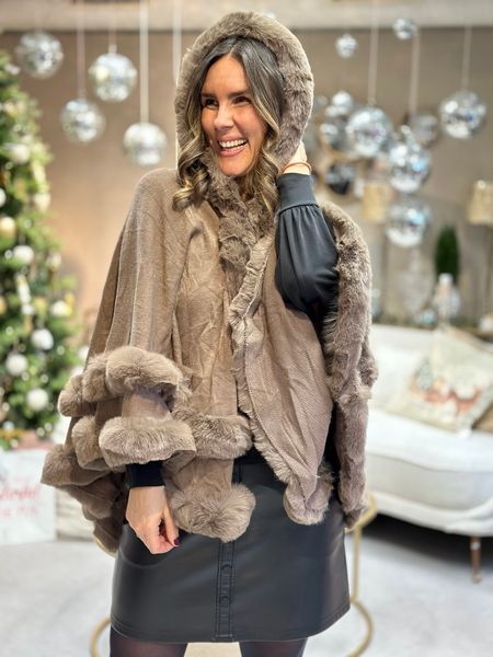 Hovedbilde CAPE M/ HETTE & FAKE FUR - MULVARP