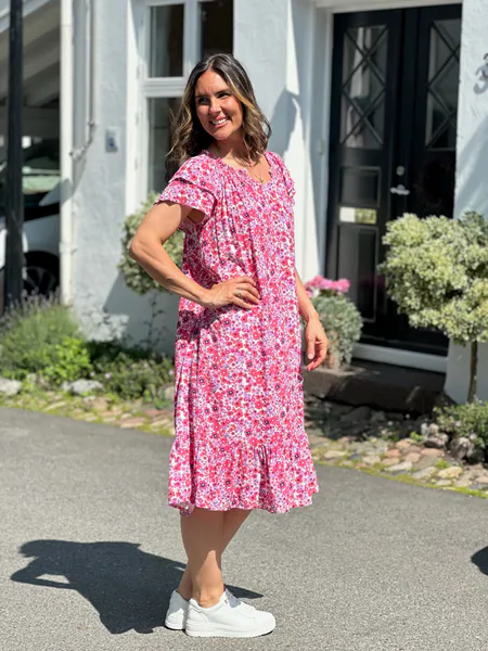 Hovedbilde FIE MIDI KJOLE - PINK FLOWERS