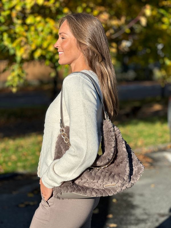 VESKE FAKE FUR M/GULL LENKE - TAUPE