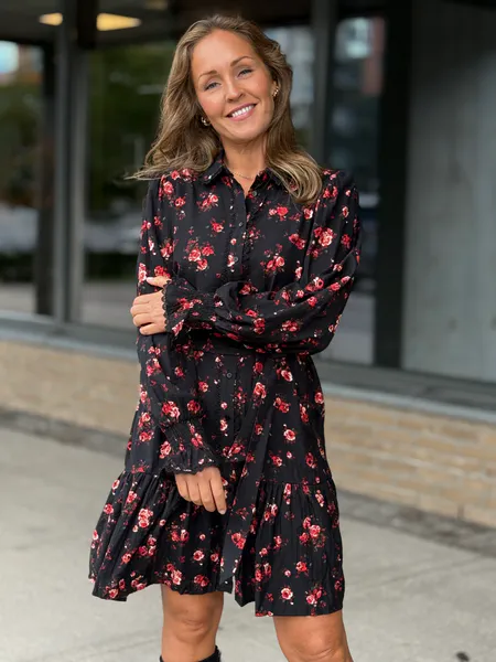 Hovedbilde CLO FLOWER KJOLE - SORT